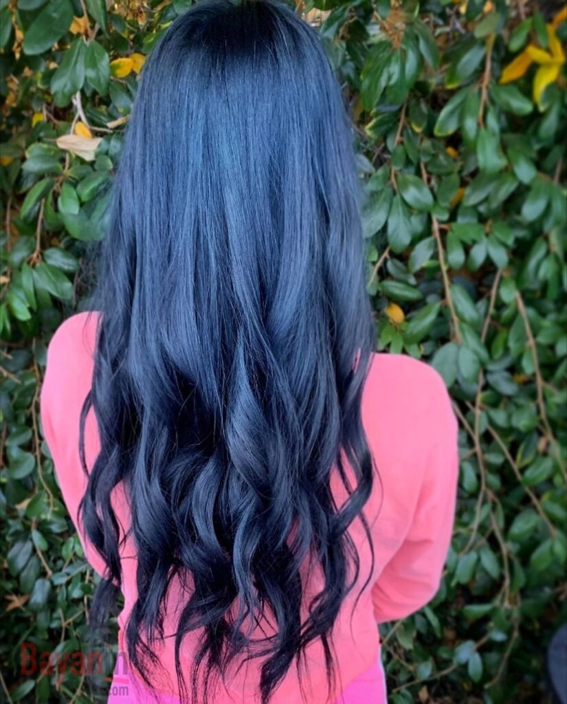 Uzun Saçlarda Siyahla Beraber Mavi Rengin Kullanımı