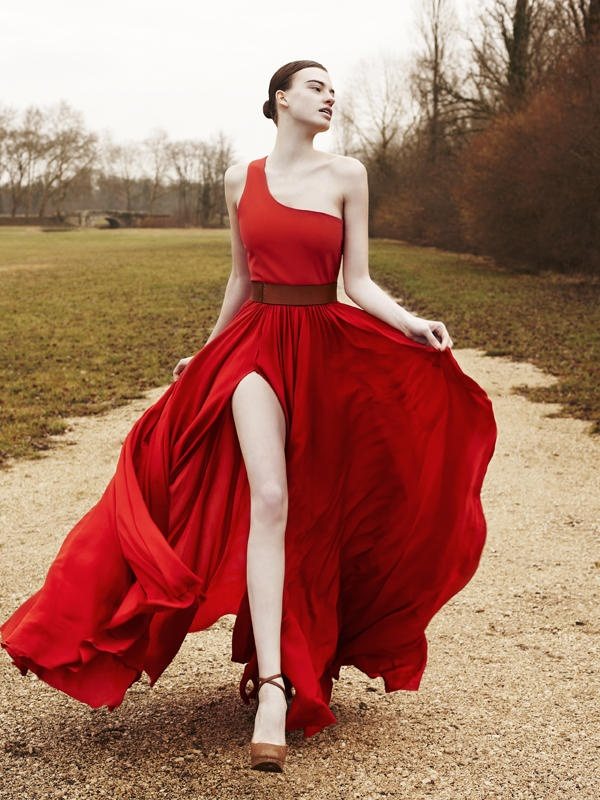 Bacak Dekolteli Kırmızı Elbise Modelleri